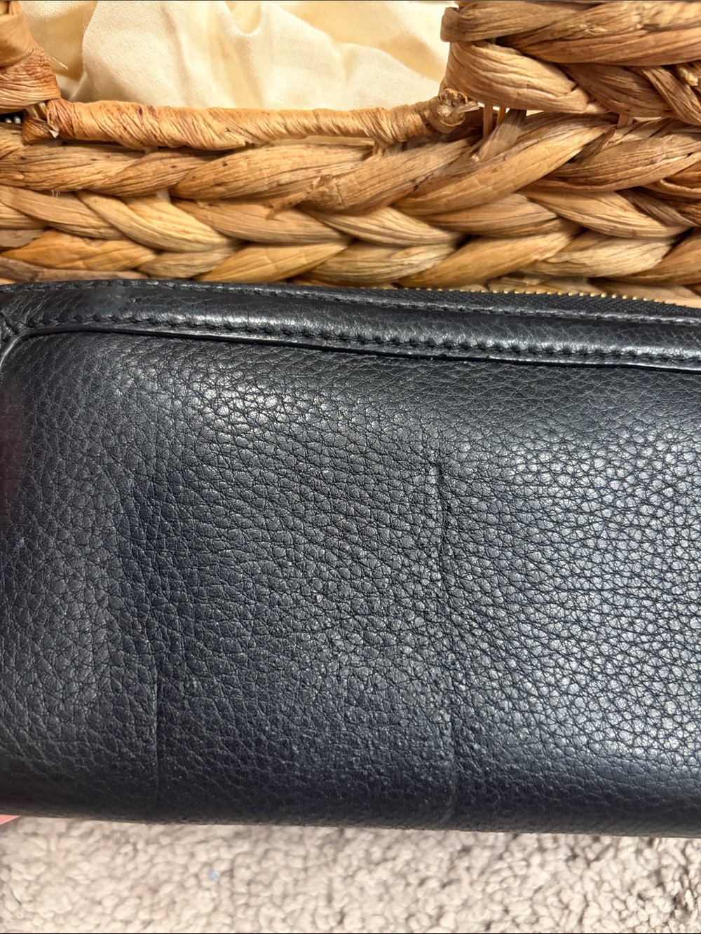 Tory Burch Black Pebbled Leather Zip Wallet with Gold Logo Medallion - Picture 4 of 5